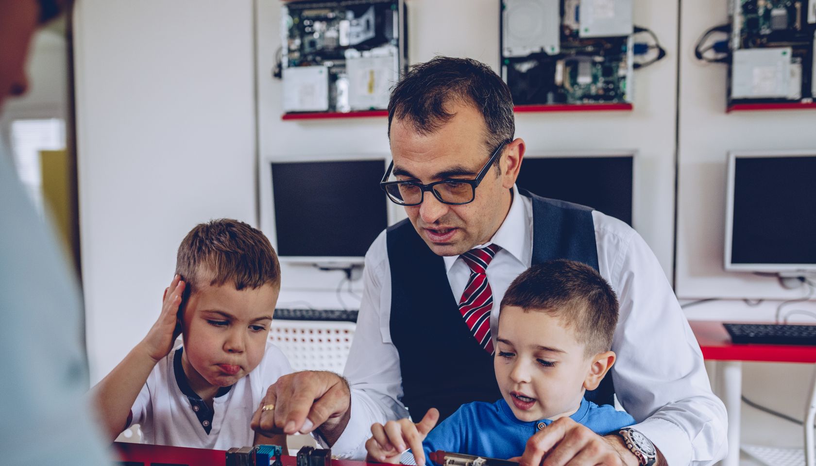 Man teaching kids about computers